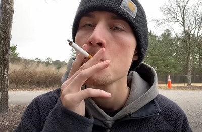 Лечение зависимости от табакокурения в Малоярославце Мужчина с сигаретой делает затяжку