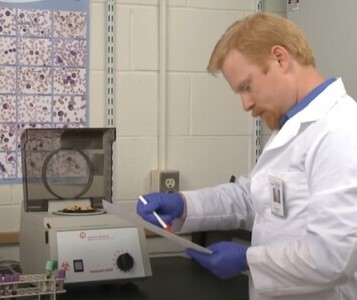 Клиника лечения наркозависимости в Малоярославце Врач в кабинете клиники