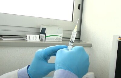 Проведение кодирования Вивитролом в Малоярославце Шприц с Вивитролом в руках у врача